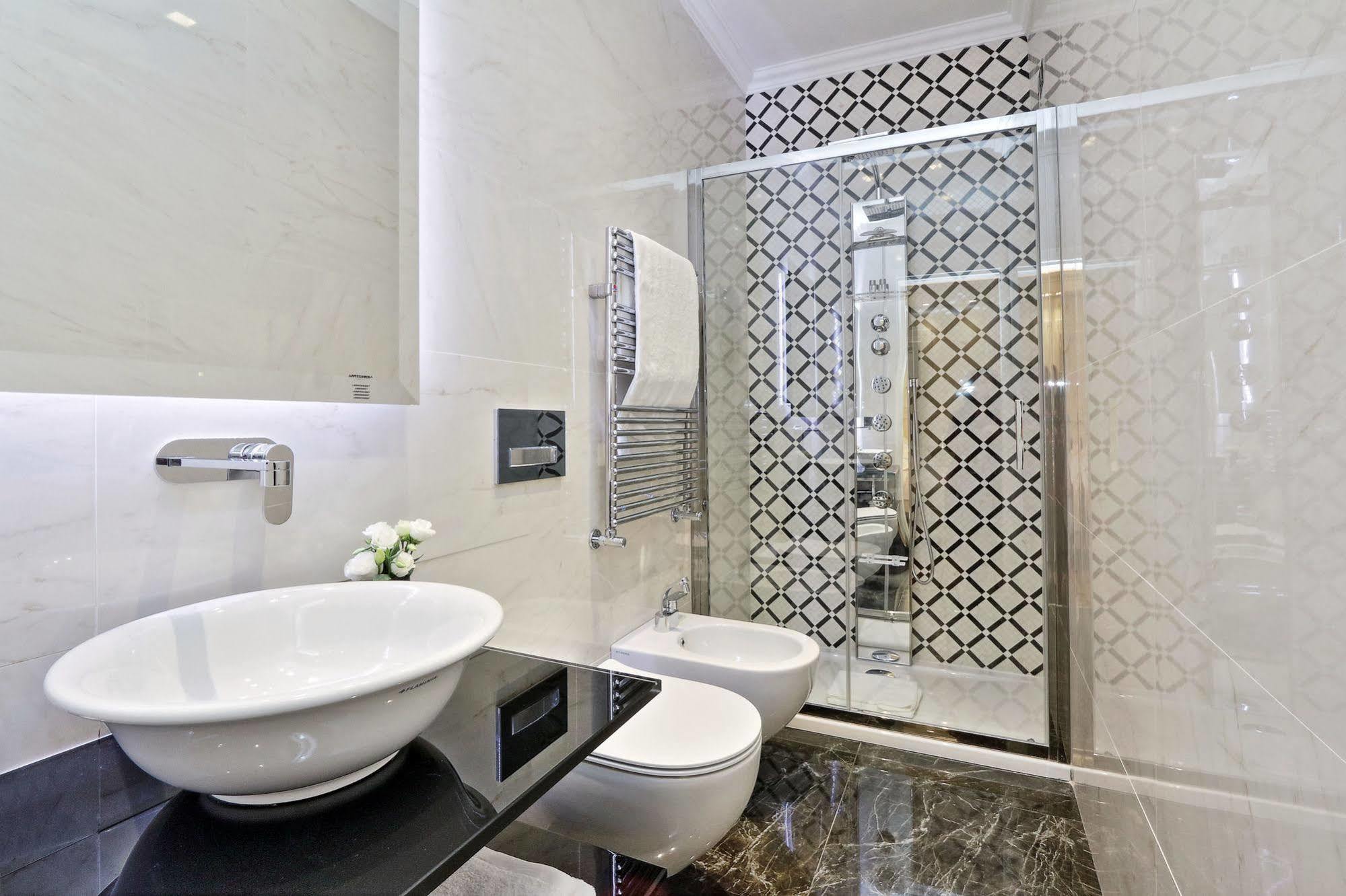 Lanza 111 - Exclusive 3* Roma